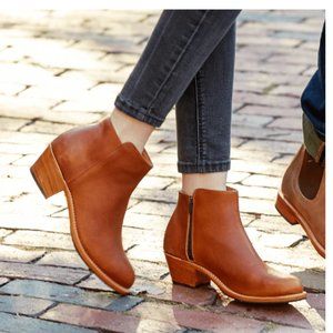Adelante The Granada in Caramel ~ Standard/Narrow - Caramel / B - Standard / 6.5